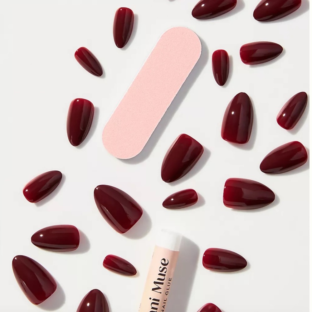 Mani Muse Perfectly Pressed Gel Press On Nails in dark red & Curvlife Glue Pack